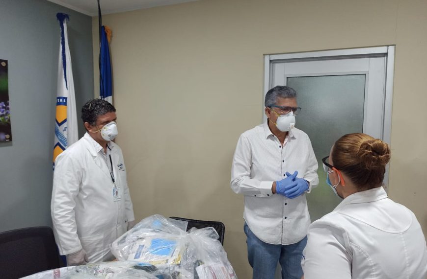 M&eacute;dico dona Equipos de Protecci&oacute;n Pesonal a hospital Cabral y B&aacute;ez