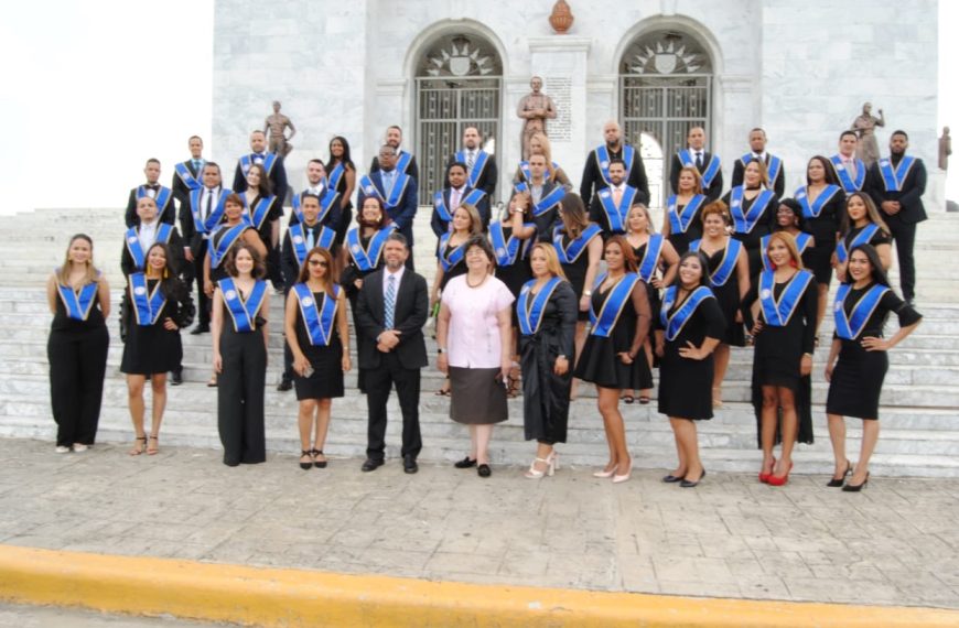 Residencias M&eacute;dicas del HRUJMCB Entrega certificados a graduandos 2020