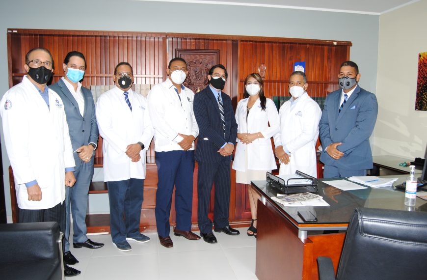 Dr. Bernardo Hilario junto a nuevas autoridades del Cabral y Baez