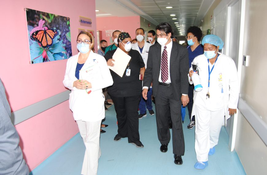 Dr. Bernardo Hilario, director general del HRUJMCB, realizo recorrido por diversas &aacute;reas hospitalarias