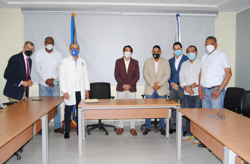 Dr. Bernardo Hilario, director de HRUJMCB recibe miembros de la prensa