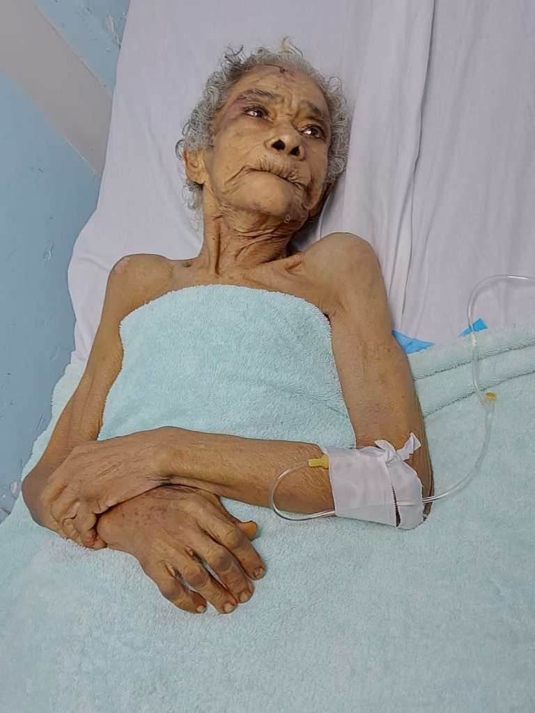 Read more about the article Hospital  José María Cabral y Báez solicita familiares de  una paciente envejeciente  de 90 años.