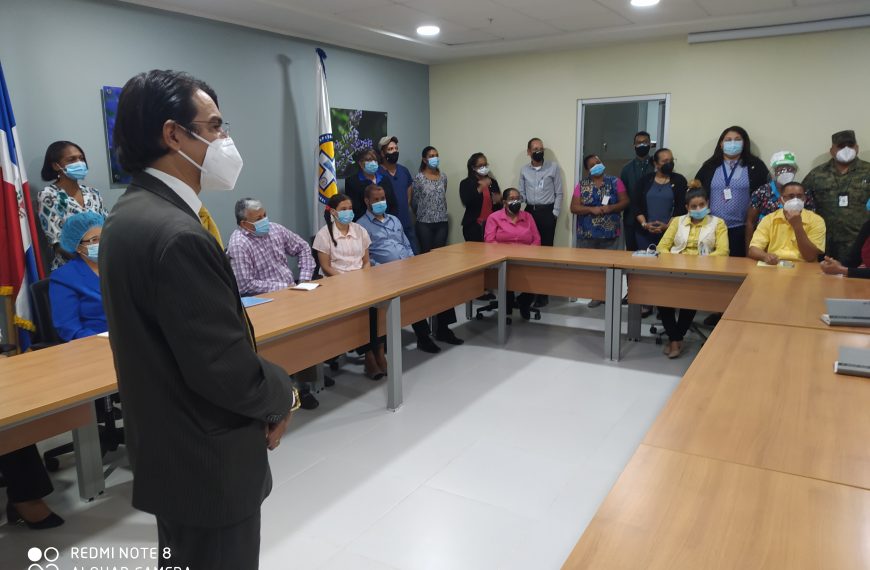 Dr. Bernardo Antonio Hilario Reyes durante encuentro con el personal administrativo