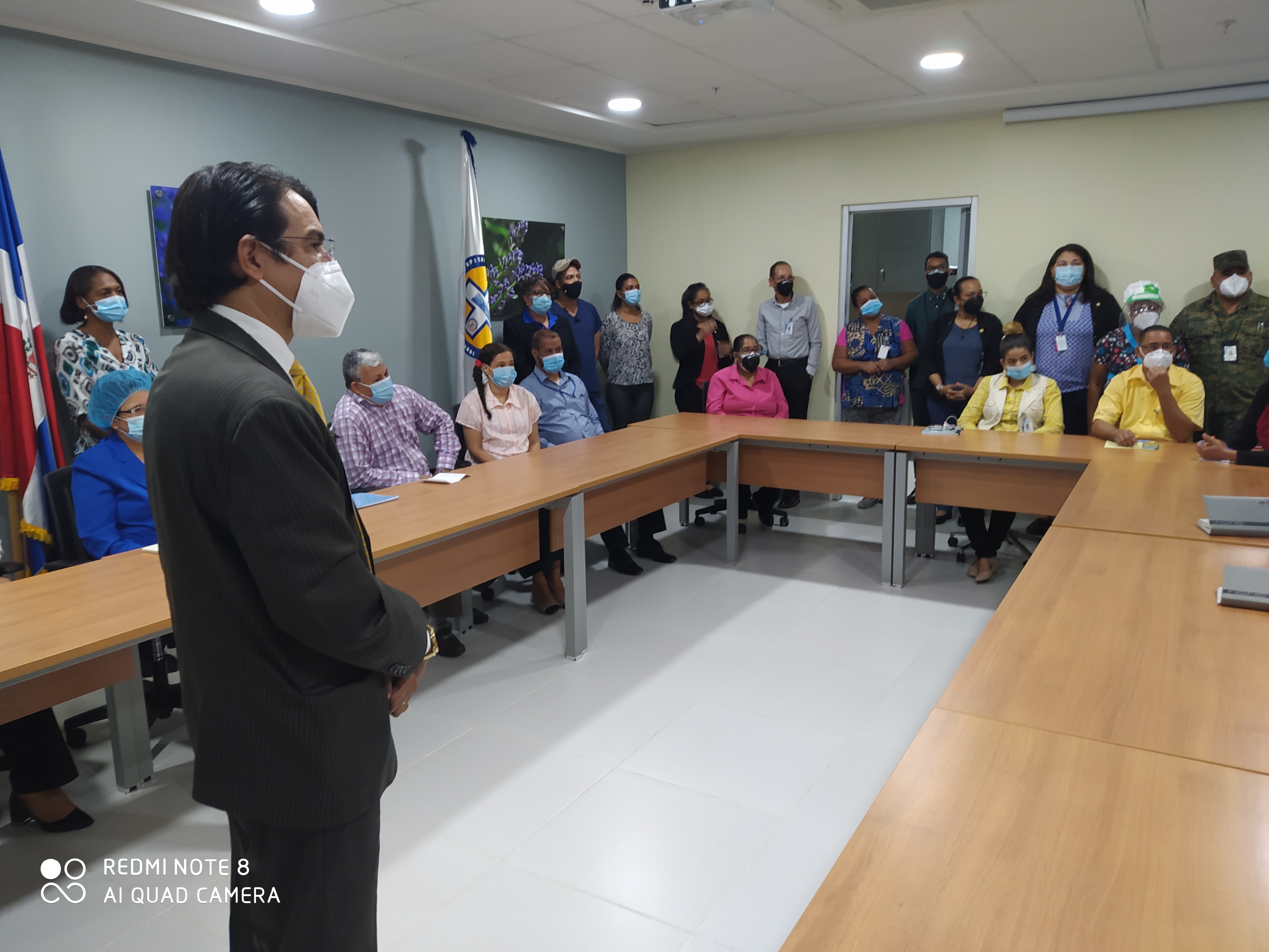 You are currently viewing Dr. Bernardo Antonio Hilario Reyes  durante encuentro con el personal administrativo