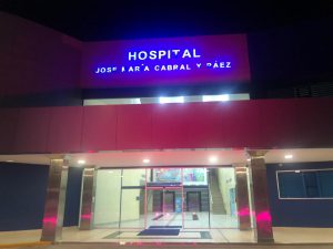 Read more about the article La parte frontal del Hospital José María Cabral y Báez se irradia con luces de color rosa