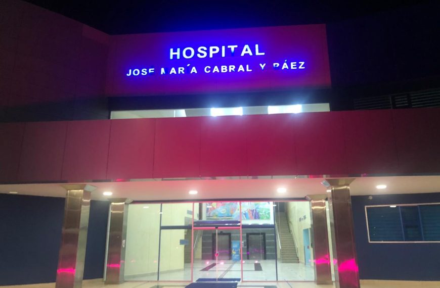 La parte frontal del Hospital Jos&eacute; Mar&iacute;a Cabral y B&aacute;ez se irradia con luces de color rosa