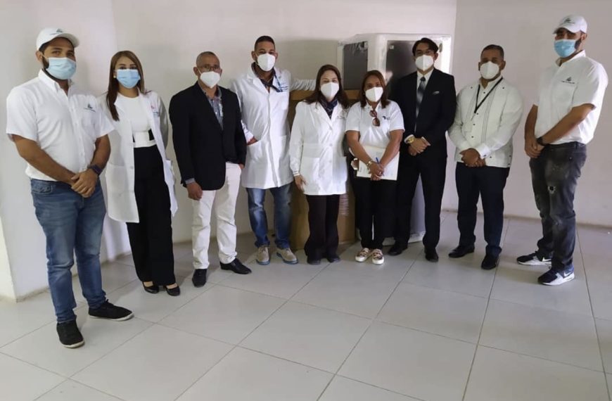 Cabral y B&aacute;ez recibe donacion de equipos de laboratorio cl&iacute;nico para diagn&oacute;stico de carga viral