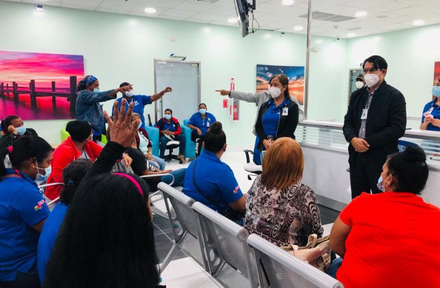 El director general del Hospital Cabral y B&aacute;ez, doctor Bernardo Hilario, y la encargada de Gesti&oacute;n Humana sostienen encuentro con personal de Mayordom&iacute;a