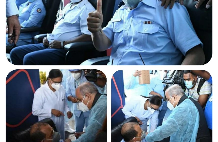 El m&eacute;dico Ram&oacute;n Familia Alc&aacute;ntara, el primer vacunado en Rep&uacute;blica Dominicana