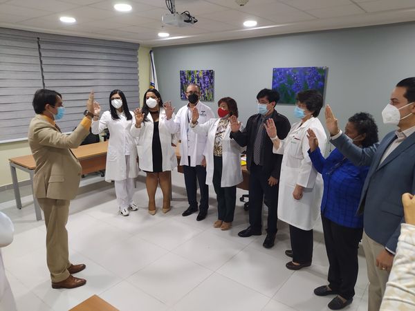 Read more about the article Juramentan Comité de Investigaciones del Hospital Cabral y Báez