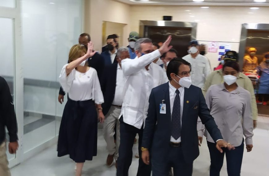 El presidente Luis Abinader, resalta la calidad de las atenciones que se brindan en el Cabral y B&aacute;ez a los pacientes