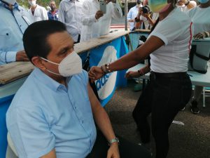 Read more about the article Ministro de Salud recibió tercera dosis de vacuna 💉