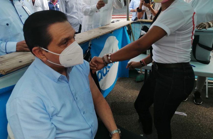 Ministro de Salud recibi&oacute; tercera dosis de vacuna &eth;