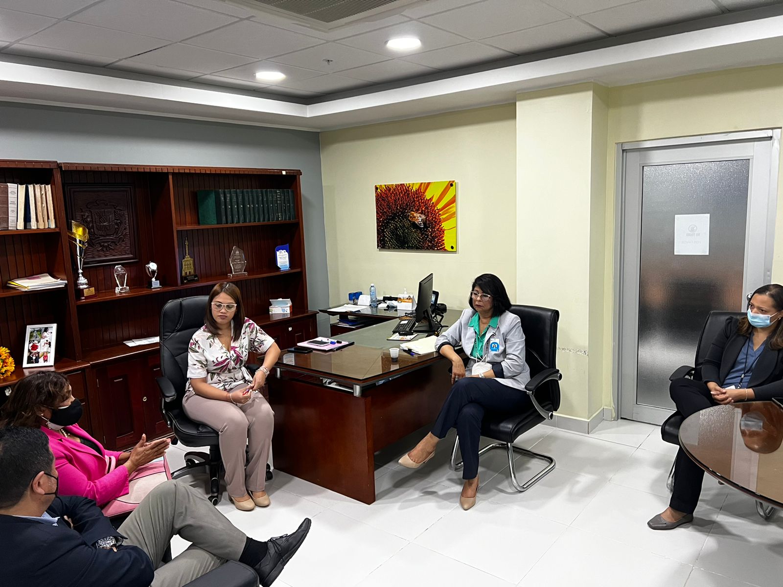 Read more about the article La dirección de Auditoria y Facturación de este hospital recibió a representantes de la ARS Futuro.