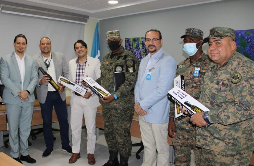 El coordinador del Comit&eacute; de Emergencias y Desastres de este hospital, Dr. Tom&aacute;s Almonte, entreg&oacute; recientemente una donaci&oacute;n de equipos de seguridad a la direcci&oacute;n hospitalaria de este centro, encabezada por el Dr. Bernardo Hilario.