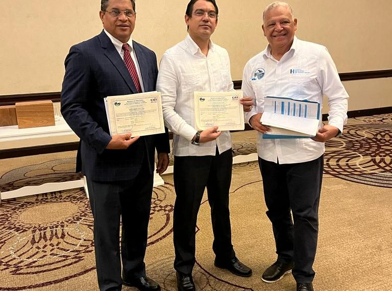 Santiago. &ndash; Ayer el Servicio Nacional de Salud (SNS), @snsrdo en cumplimiento de la Ley General de Salud, complet&oacute; los requerimientos establecidos por la Direcci&oacute;n de Habilitaci&oacute;n y Acreditaci&oacute;n del Ministerio de Salud P&uacute;blica (MSP) donde se logr&oacute; la entrega de certificados de habilitaci&oacute;n a 154 hospitales de la Red P&uacute;blica.