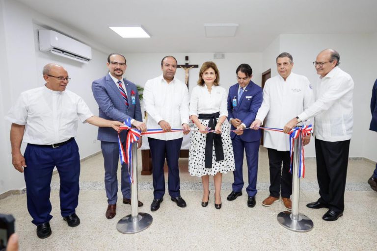 Read more about the article Vicepresidenta Raquel Peña inaugura la capilla Nuestra Señora  del Rosario del hospital regional José María Cabral y Báez