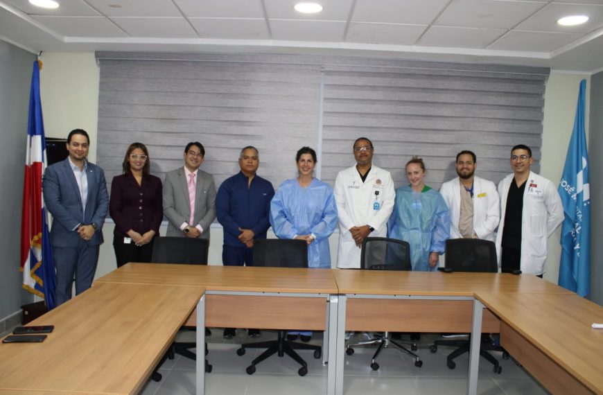 Cabral y B&aacute;ez recibe estudiantes y profesores internacionales