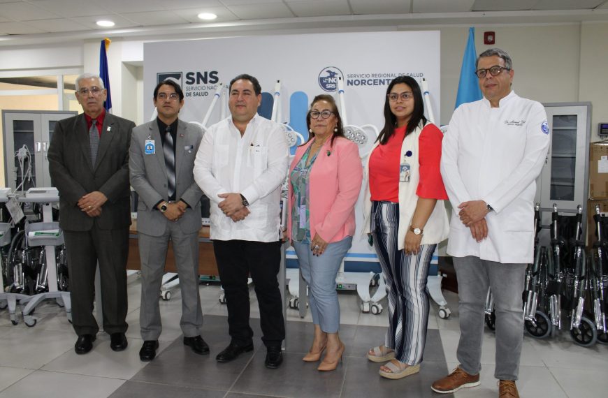 Cabral y B&aacute;ez recibe m&aacute;s de RD$ 2 millones de pesos en equipos por parte del director del SNS