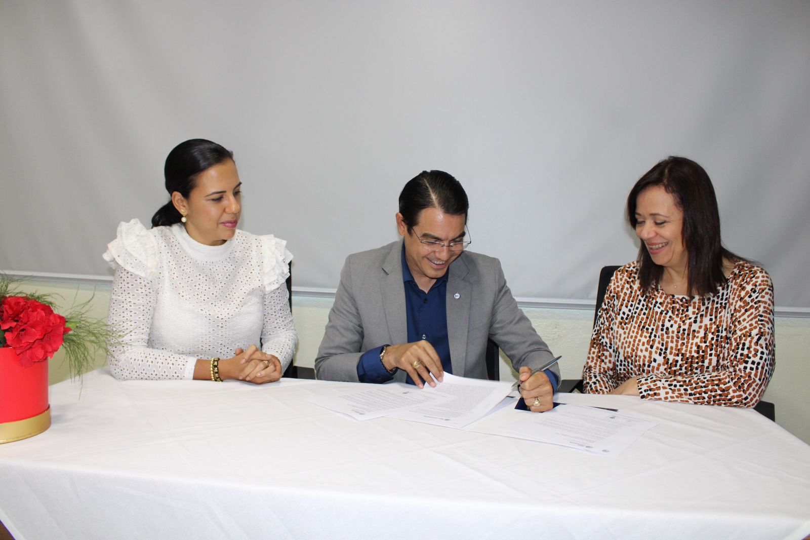 Read more about the article La gerencia del Hospital Cabral y Báez y ARS Universal firman acuerdo para brindar servicios de salud