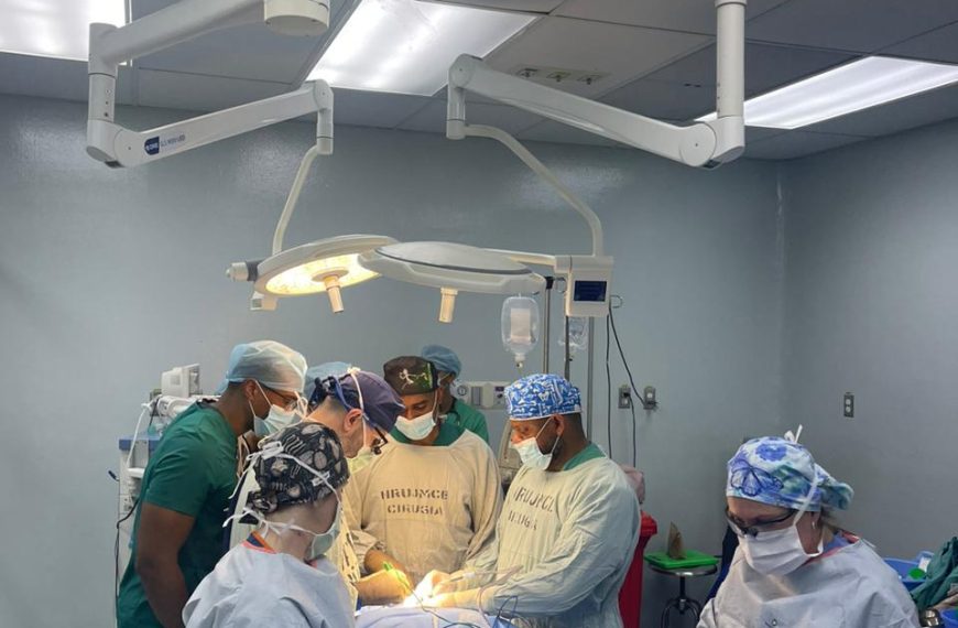 Hoy, el Departamento de Neurocirug&iacute;a y Ortopedia ha dado inicio a una jornada de cirug&iacute;as de Columna Vertebral y Cr&aacute;neo, marcando un hito importante en nuestro hospital