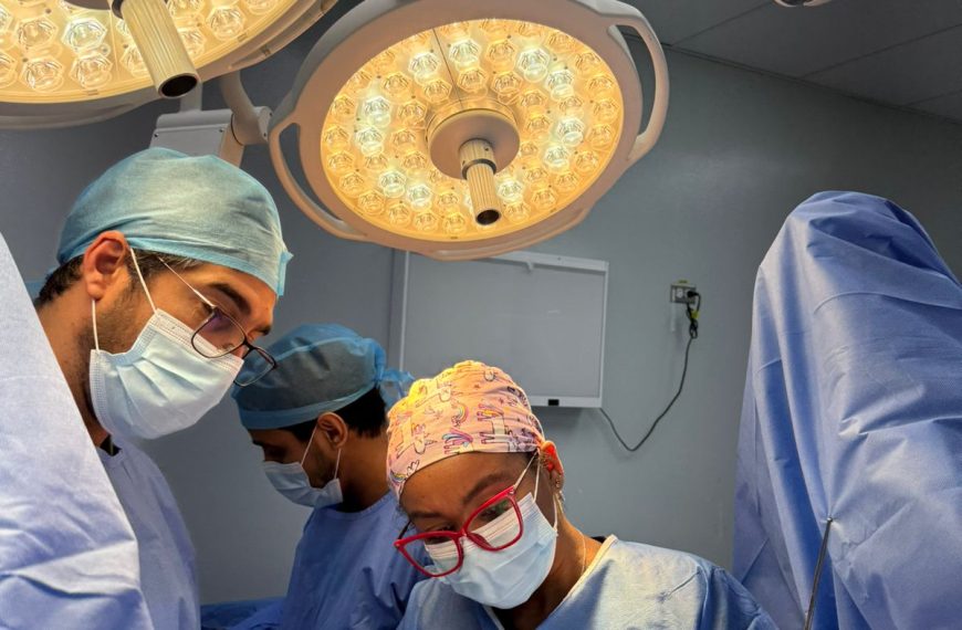Cabral y B&aacute;ez realiza jornada quir&uacute;rgica simult&aacute;nea para pacientes con estenosis de uretra y hernias inguinales y epig&aacute;stricas