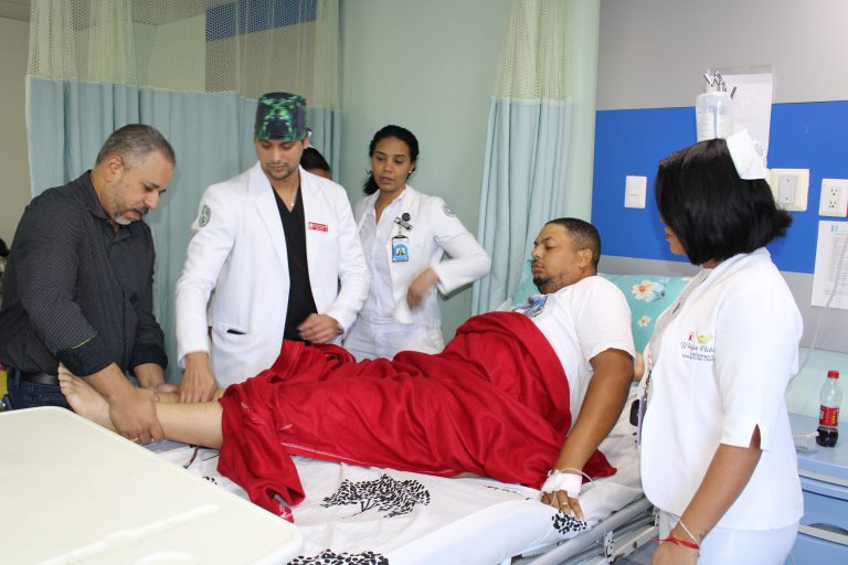 Read more about the article Joven bombero recibe cirugía de cadera  en el Hospital Cabral y Báez tras pedir apoyo económico en medios de comunicación