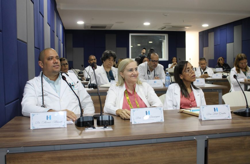 Director del Cabral y B&aacute;ez realiza primer encuentro con jefes de servicio m&eacute;dico