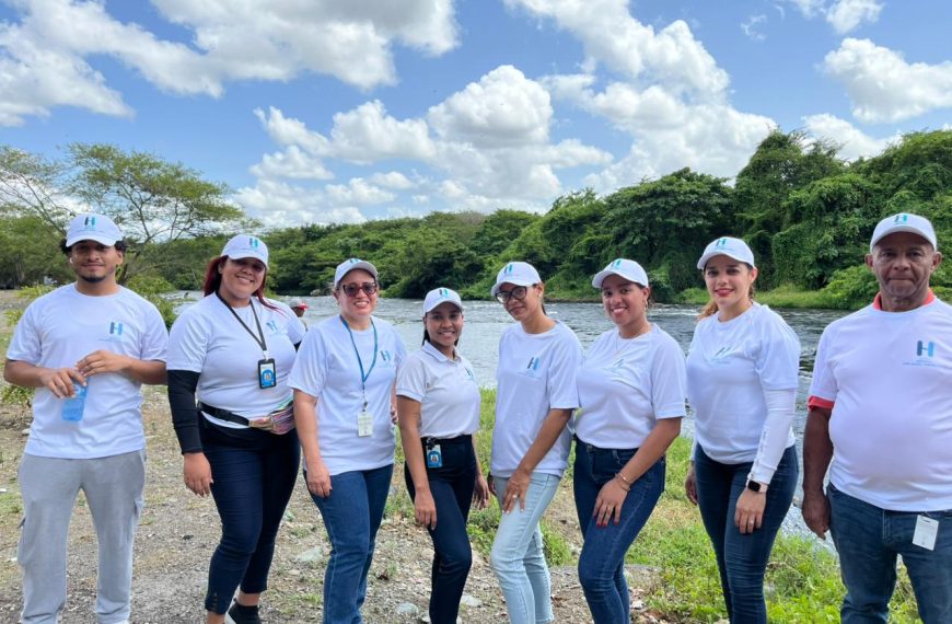 Jornada de reforestaci&oacute;n y limpieza en margen del r&iacute;o Yaque del Norte (Balneario Timbeque)
