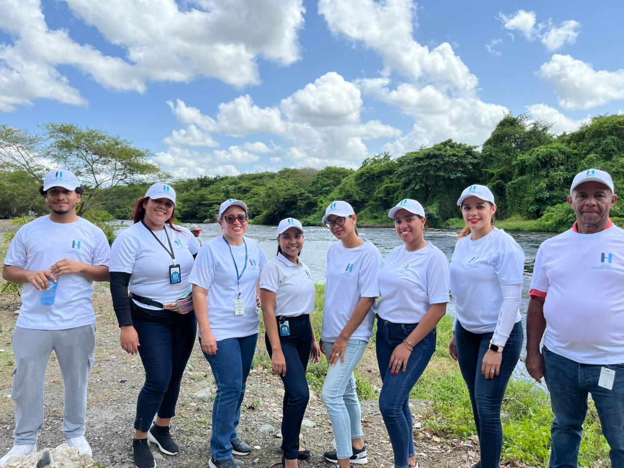 Read more about the article Jornada de reforestación y limpieza en margen del río Yaque del Norte (Balneario Timbeque)