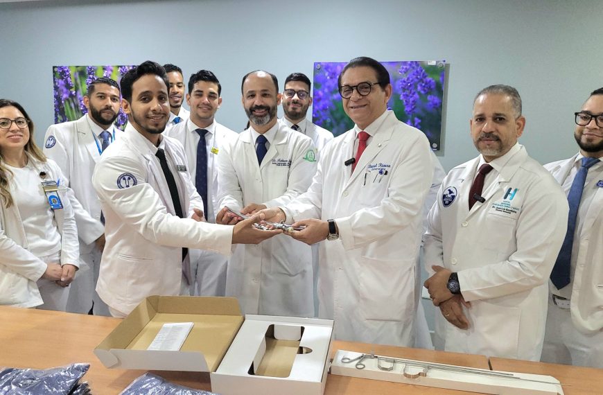 Senador Dr. Daniel Rivera dona nefroscopio y ropa quir&uacute;rgica al Hospital Cabral y B&aacute;ez