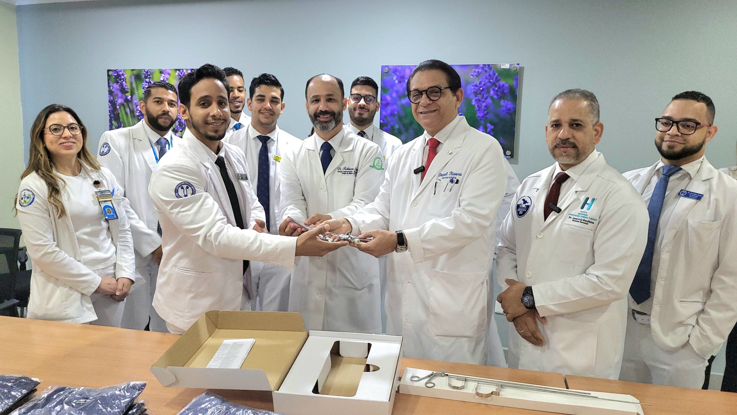 You are currently viewing Senador Dr. Daniel Rivera dona nefroscopio y ropa quirúrgica al Hospital Cabral y Báez