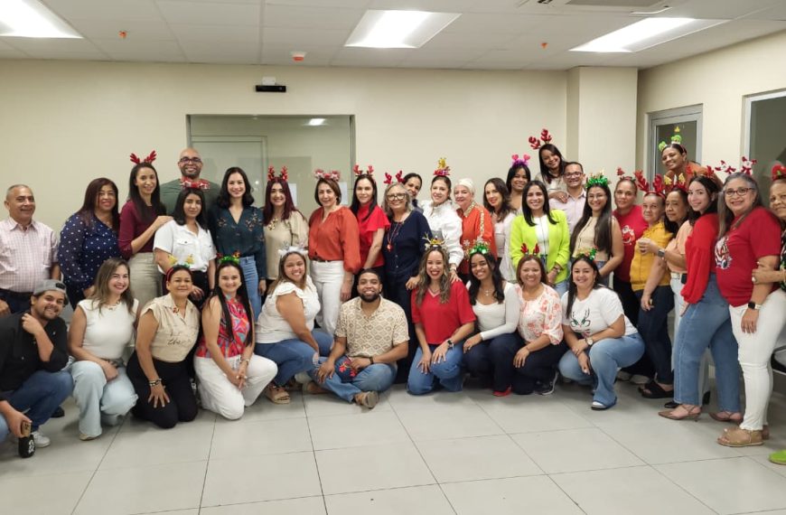 Odontolog&iacute;a celebra la Navidad con un almuerzo lleno de uni&oacute;n y gratitud