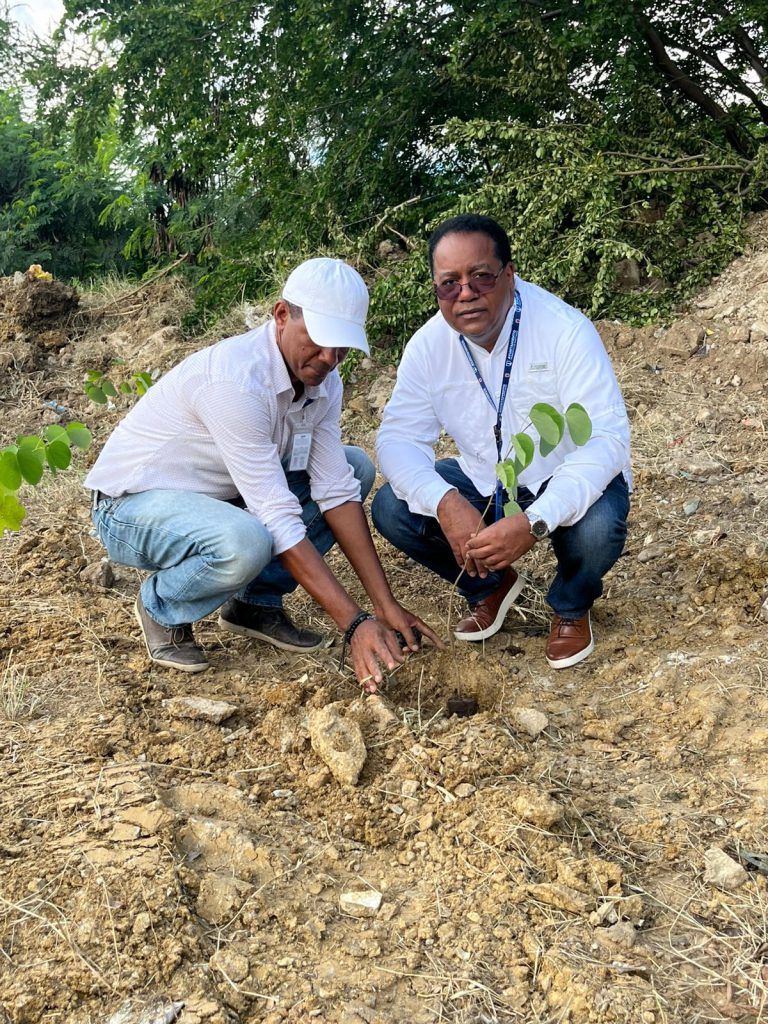 Read more about the article <strong>Salud Ocupacional y Medio Ambiente realizan jornada ambiental en el sector Los Pepines</strong>