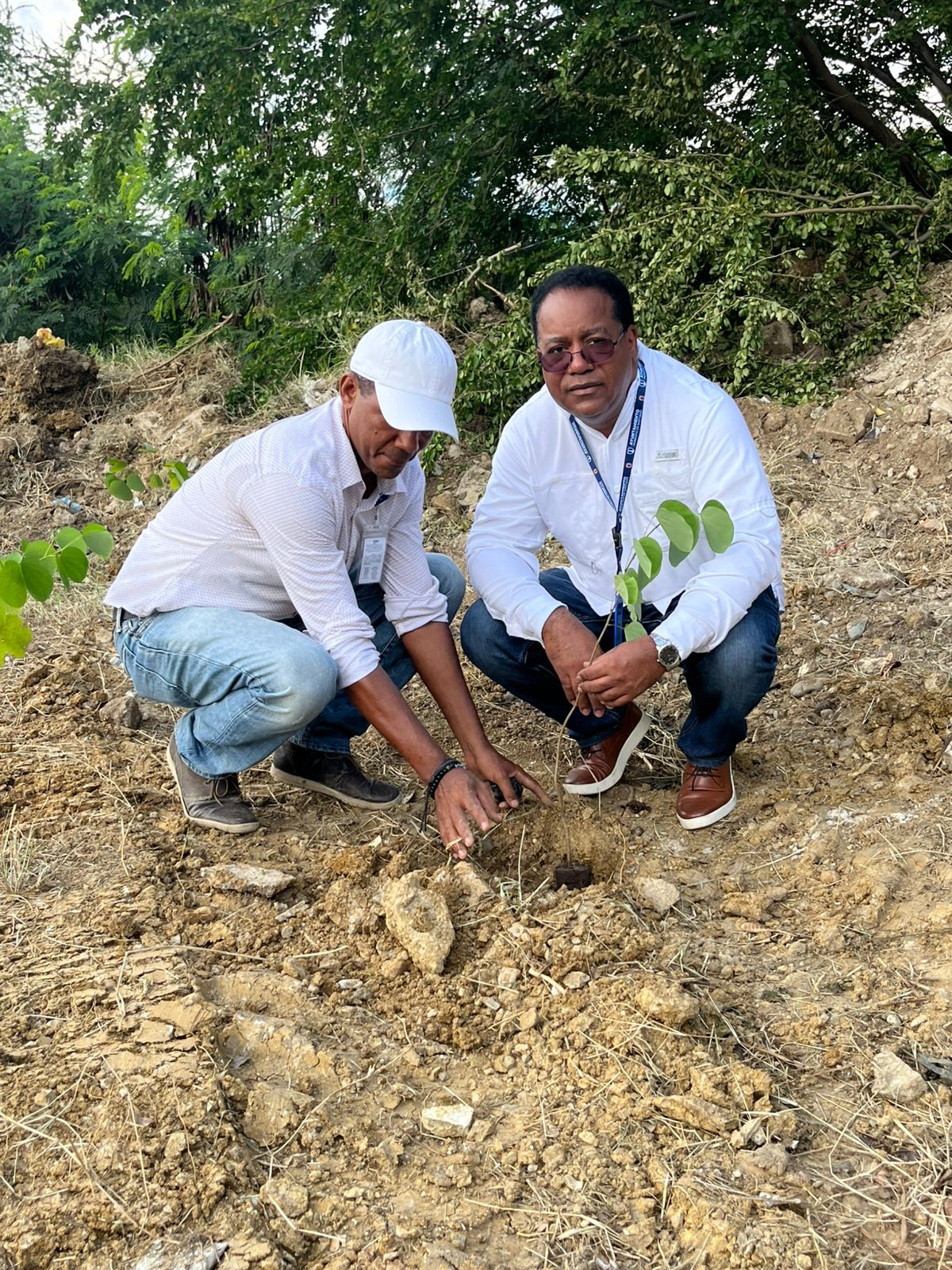 Read more about the article <strong>Salud Ocupacional y Medio Ambiente realizan jornada ambiental en el sector Los Pepines</strong>