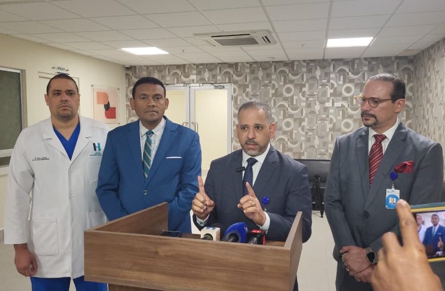 Director Cabral y B&aacute;ez presenta a periodistas innovaciones y calidad de servicios que ofrecen a los pacientes.