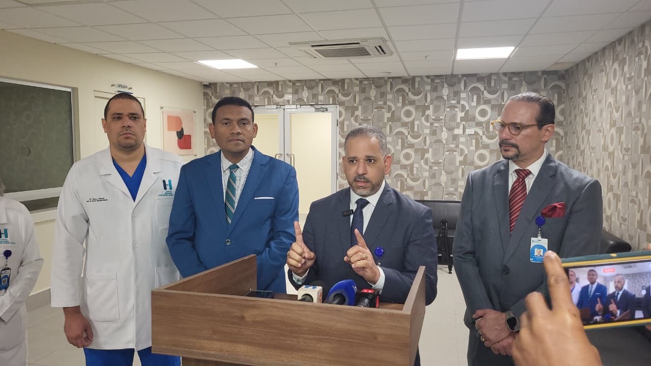 You are currently viewing Director Cabral y Báez presenta a periodistas innovaciones y calidad de servicios que ofrecen a los pacientes.