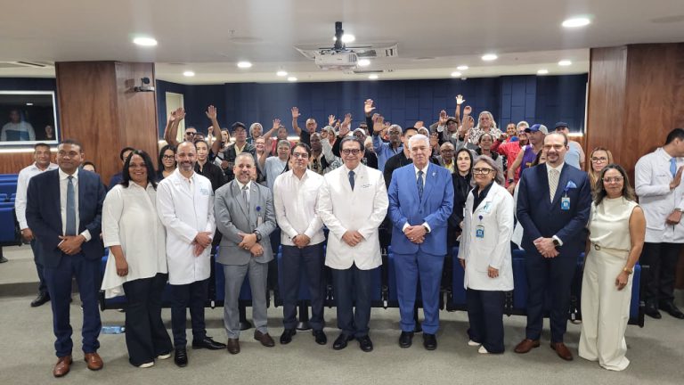 Read more about the article Senador Daniel Rivera beneficia a más de 300 personas con el programa “Sonrisa Santiaguera”